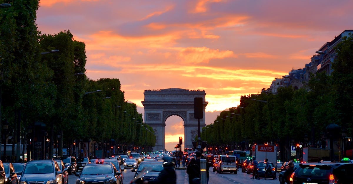 découvrez paris, la ville lumière, célèbre pour sa culture riche, ses monuments emblématiques comme la tour eiffel et le louvre, ainsi que sa gastronomie raffinée. explorez ses quartiers pittoresques et plongez dans l'histoire de la capitale française.