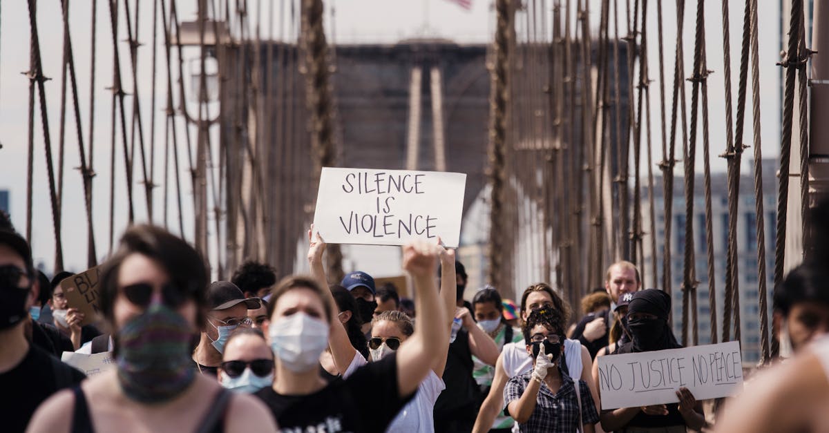 découvrez les enjeux de la discrimination, ses formes, ses impacts sur la société et les actions à entreprendre pour promouvoir l'égalité et le respect des droits humains.