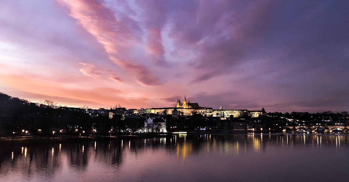 découvrez la beauté envoûtante de prague, la capitale de la république tchèque. plongez dans son riche patrimoine historique, ses magnifiques châteaux et sa culture vibrante. une escapade inoubliable au cœur de l'europe vous attend!